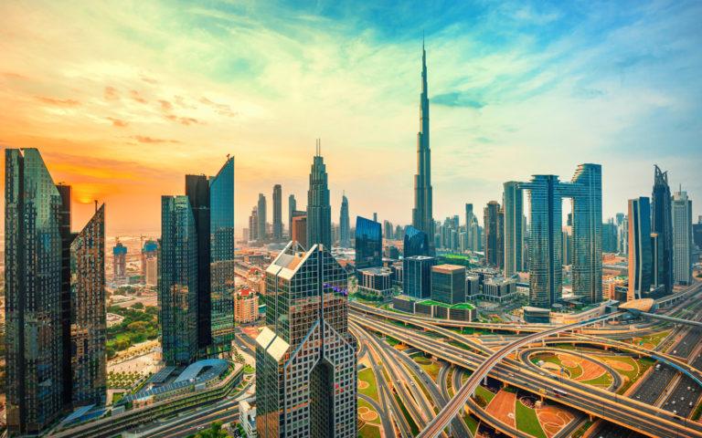 كيف تحصل على تصريح عمل موظف مستقل في دبي؟