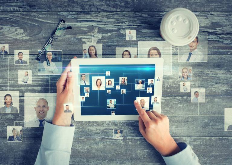 6 نصائح لبناء شبكة علاقات مهنية قوية (عندما لا تعرف أحداً)