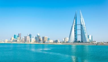 البحرين تخفف من قيود كورونا مع انخفاض أعداد الحالات الجديدة