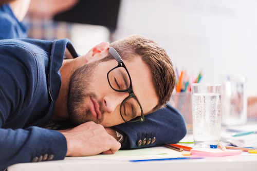 استفد من الاجتماعات المملة- طرق للنوم في العمل دون أن تُضبط متلبسًا