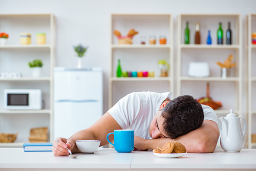 ضع قيلولة قصيرة في جدولك في أثناء ساعة الغداء- طرق للنوم في العمل دون أن تُضبط متلبسًا