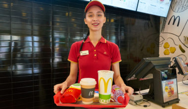 أسئلة مقابلة عمل ماكدونالدز (McDonald's) أهم 10 أسئلة وأجوبتها (مع دليل جاهز للتنزيل مجانًا)د.جوب