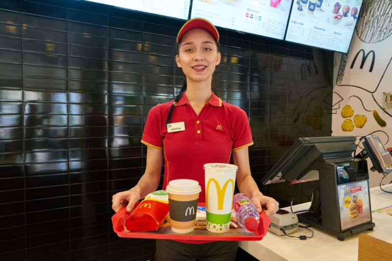 أسئلة مقابلة عمل ماكدونالدز (McDonald's) أهم 10 أسئلة وأجوبتها (مع دليل جاهز للتنزيل مجانًا)د.جوب