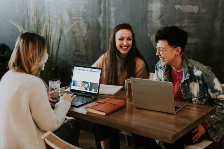 Treasury Manager Jobs in Dubai: A Comprehensive Guide for Professionals - Team collaboration